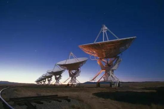 新墨西哥超大阵列（New Mexico‘s Very Large Array）的射电望远镜有助于揭开快速射电暴的神秘面纱