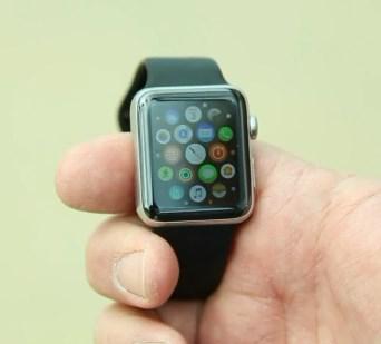 ▲Bainter在接受采访时展示他丢失的Apple Watch